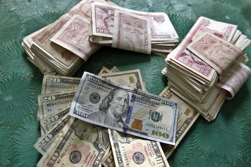 Dólar en Cuba alcanza récord histórico de 400 pesos en mercado informal