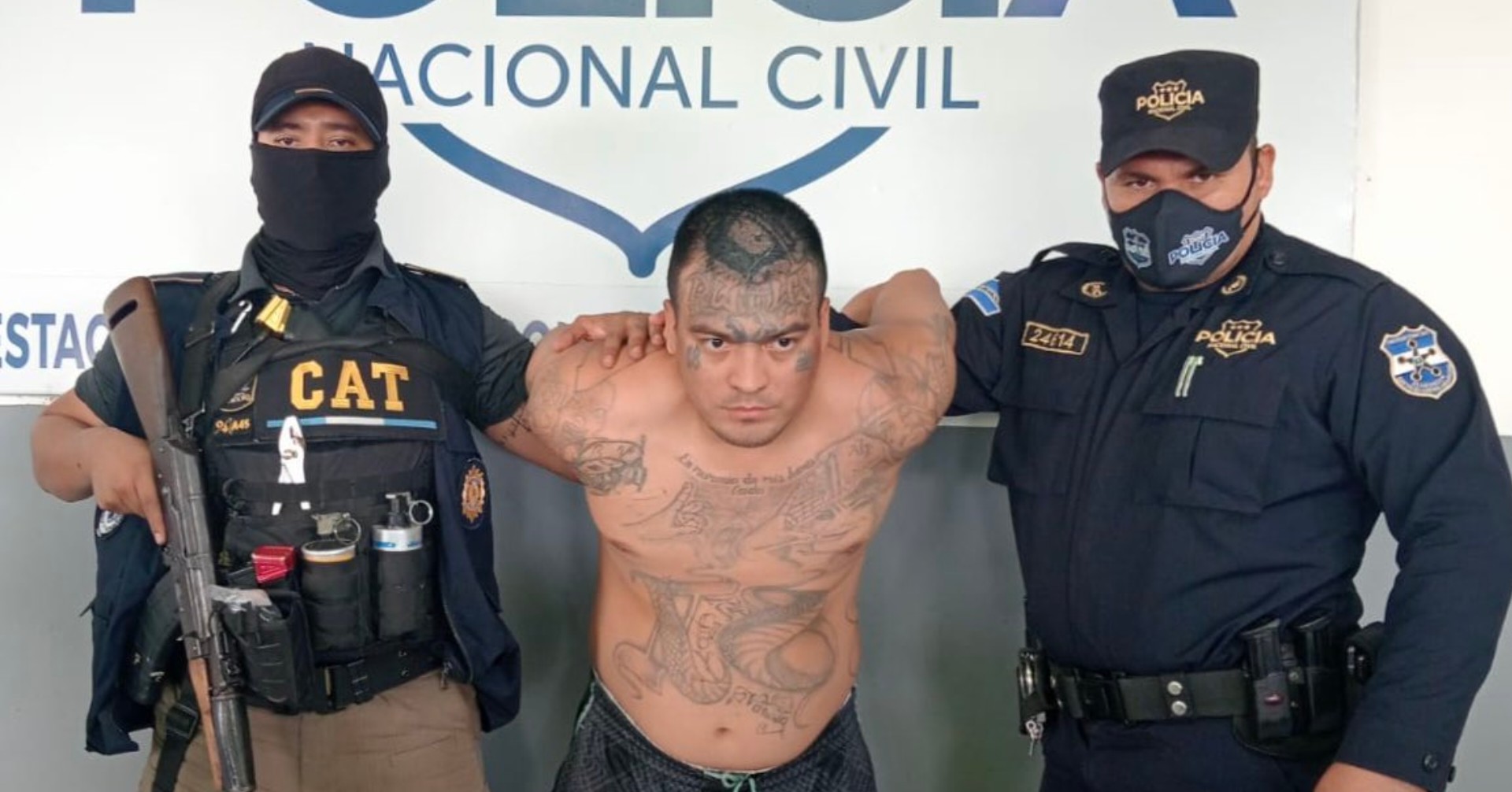 Guatemala entrega a El Salvador a pandillero de la 18S