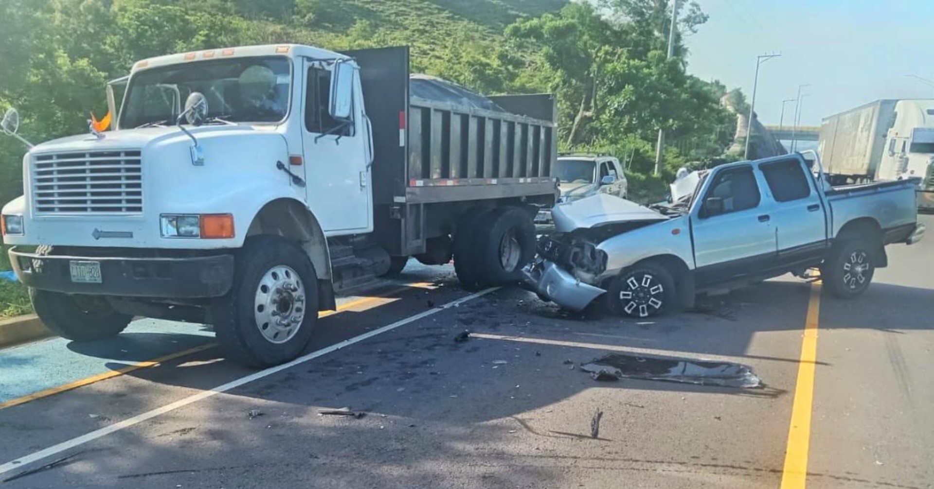 Conductor de pick up se duerme y choca contra camión en San Miguel