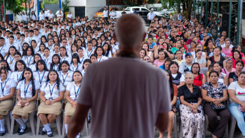 Presidente de Integración visita a estudiantes de refuerzo académico en San Marcos