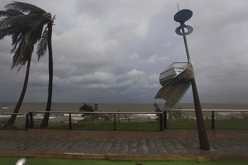 Puerto Rico cierra playas y revisa sistemas de control de inundaciones ante huracán Erin