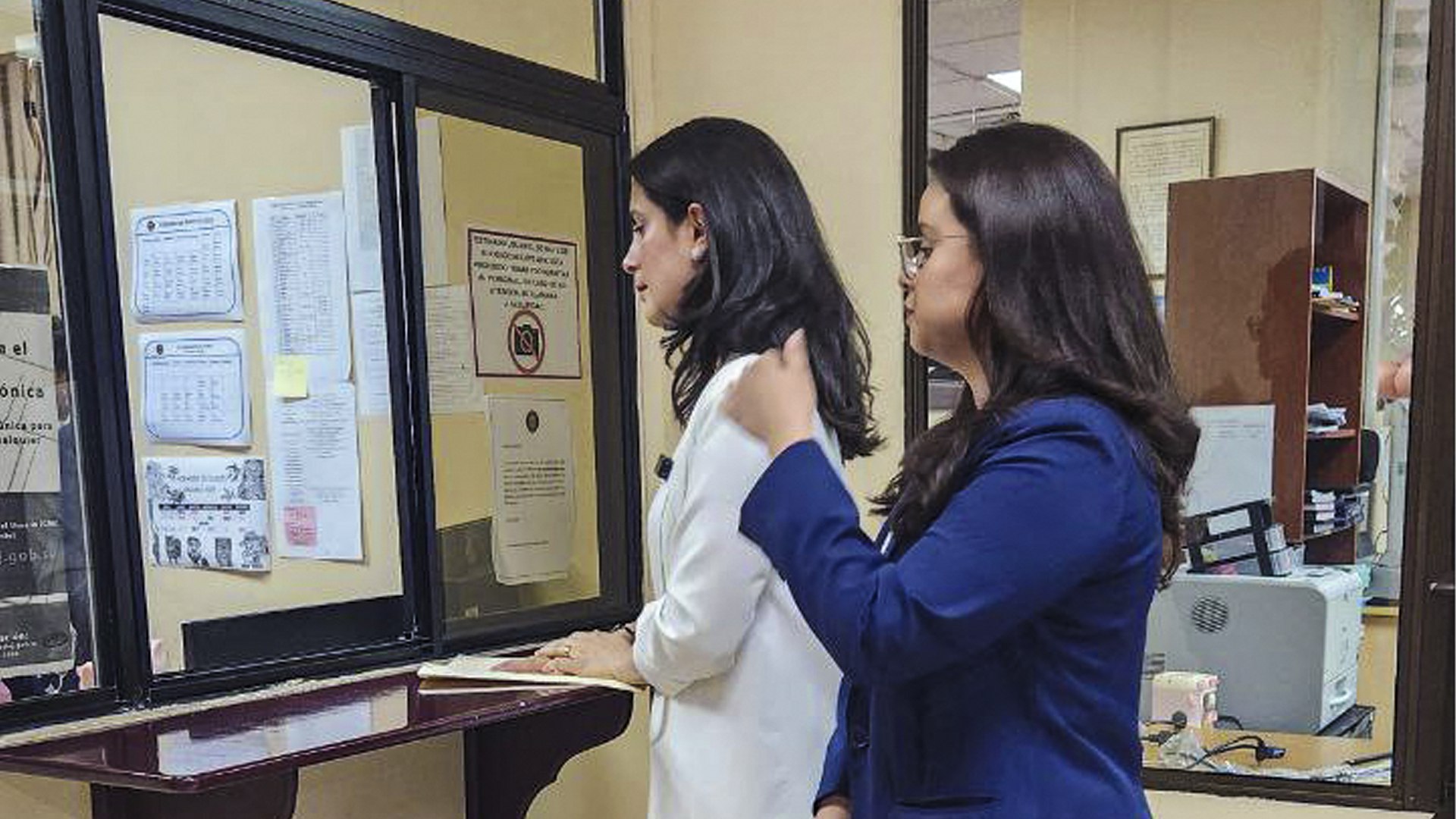 Claudia Ortiz presenta demanda contra reforma constitucional de reelección presidencial indefinida