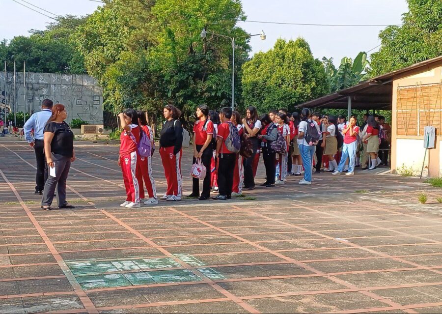 Centros escolares supervisan corte de cabello y uniformes por nuevas medidas disciplinarias de Educación