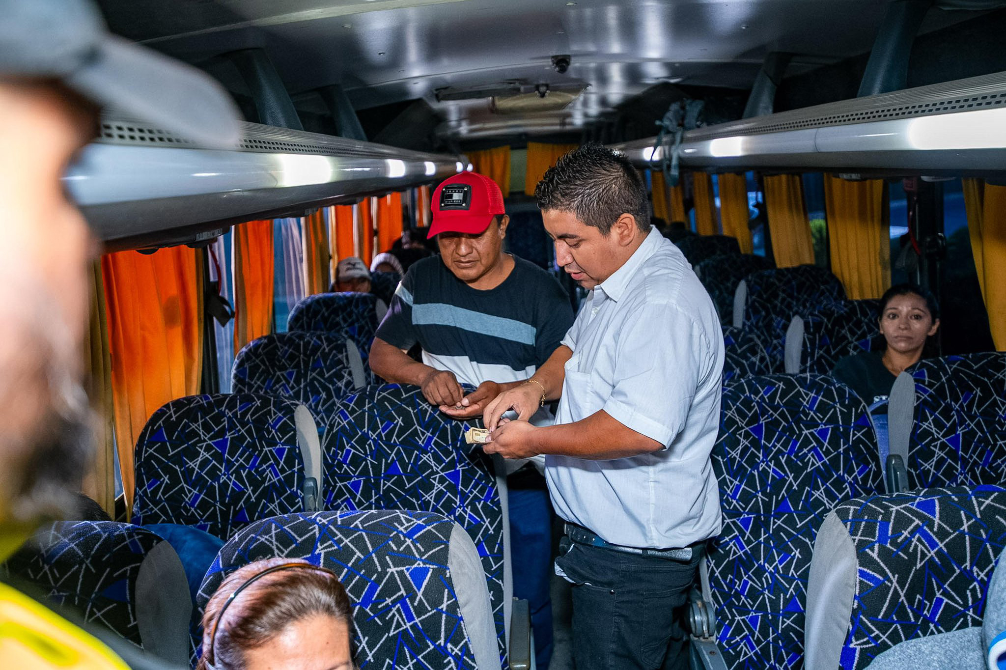 VMT sanciona a dos unidades de la ruta 301 por alzas en pasaje