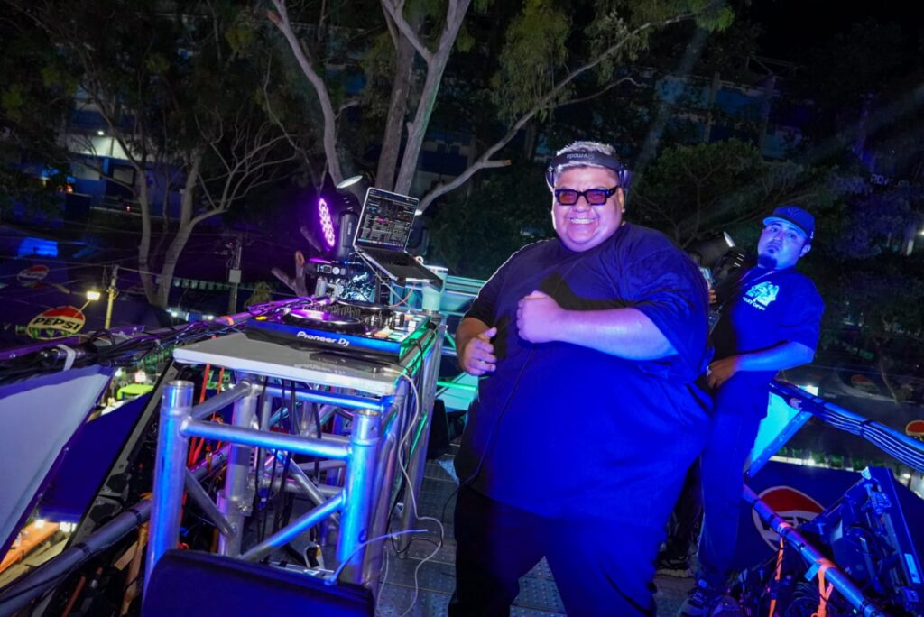 DJ Sabrosón fue otro de las encargados de la música este 1 de agosto. / Alcaldía Municipal de San Salvador Centro. 