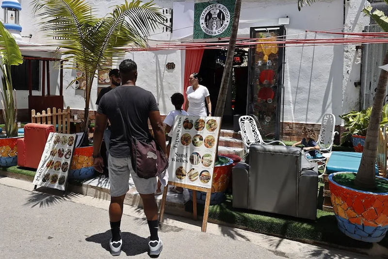 Starcafé en La Habana: la cafetería que imita a Starbucks y conquista a los jóvenes cubanos