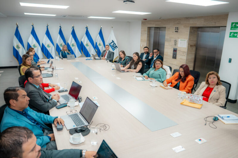 TSE se reúne con técnicos para evaluar modificaciones al programa electoral por reformas a la Constitución