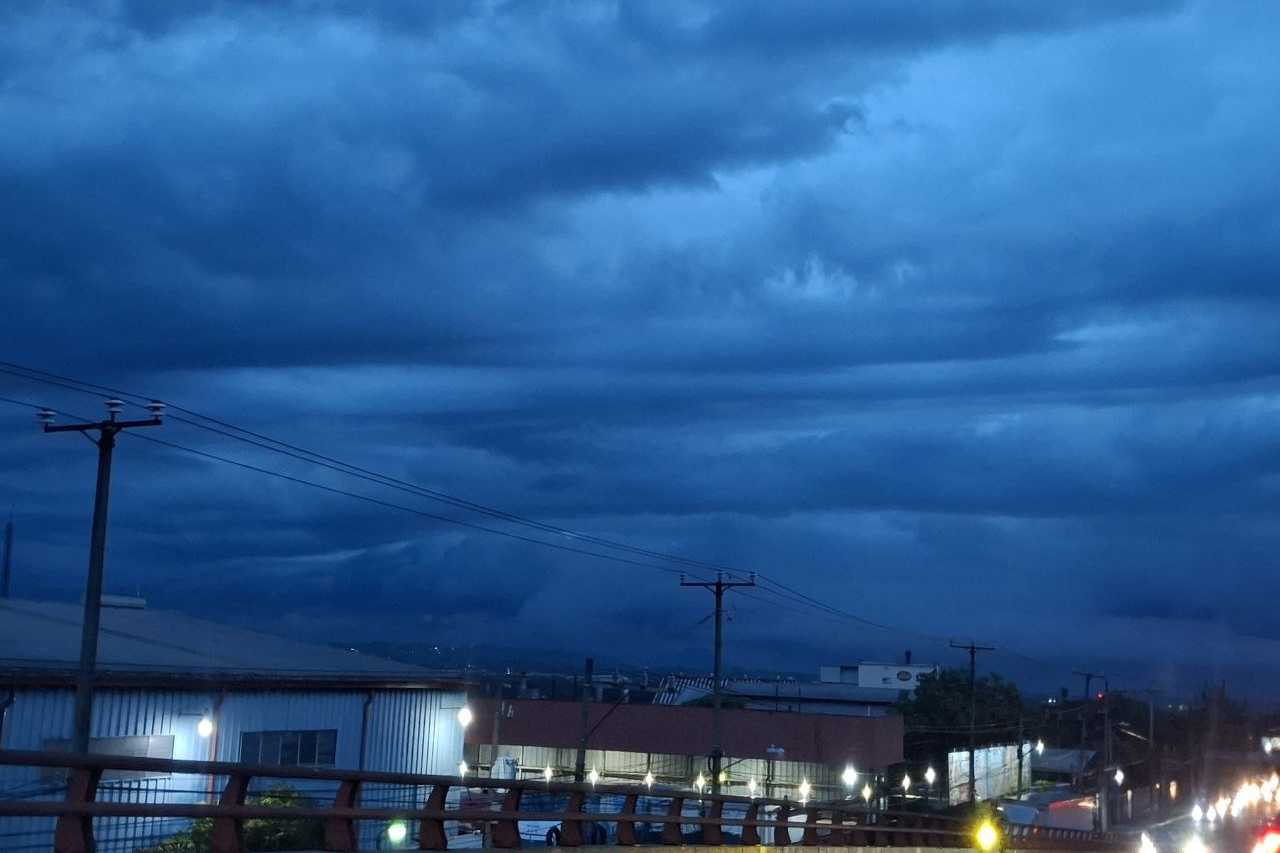 Advierten de alta probabilidad de inundaciones en el Gran Salvador en la tarde y la noche de este martes