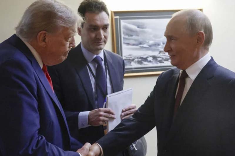 Encuentran documentos confidenciales en un hotel de Alaska antes de la cumbre Putin-Trump