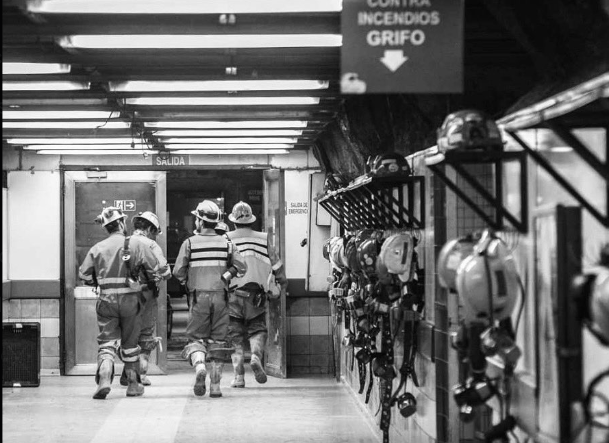 Encuentran el cuerpo de uno de los cinco mineros atrapados en la mina chilena El Teniente