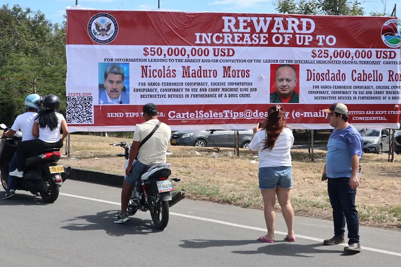 Instalan en frontera de Colombia valla con recompensa de EE.UU. por Nicolás Maduro y Diosdado Cabello