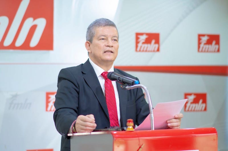 Manuel «El Chino» Flores dice diputados consumaron un “golpe de Estado legislativo”, evita hablar de Nicaragua y Venezuela