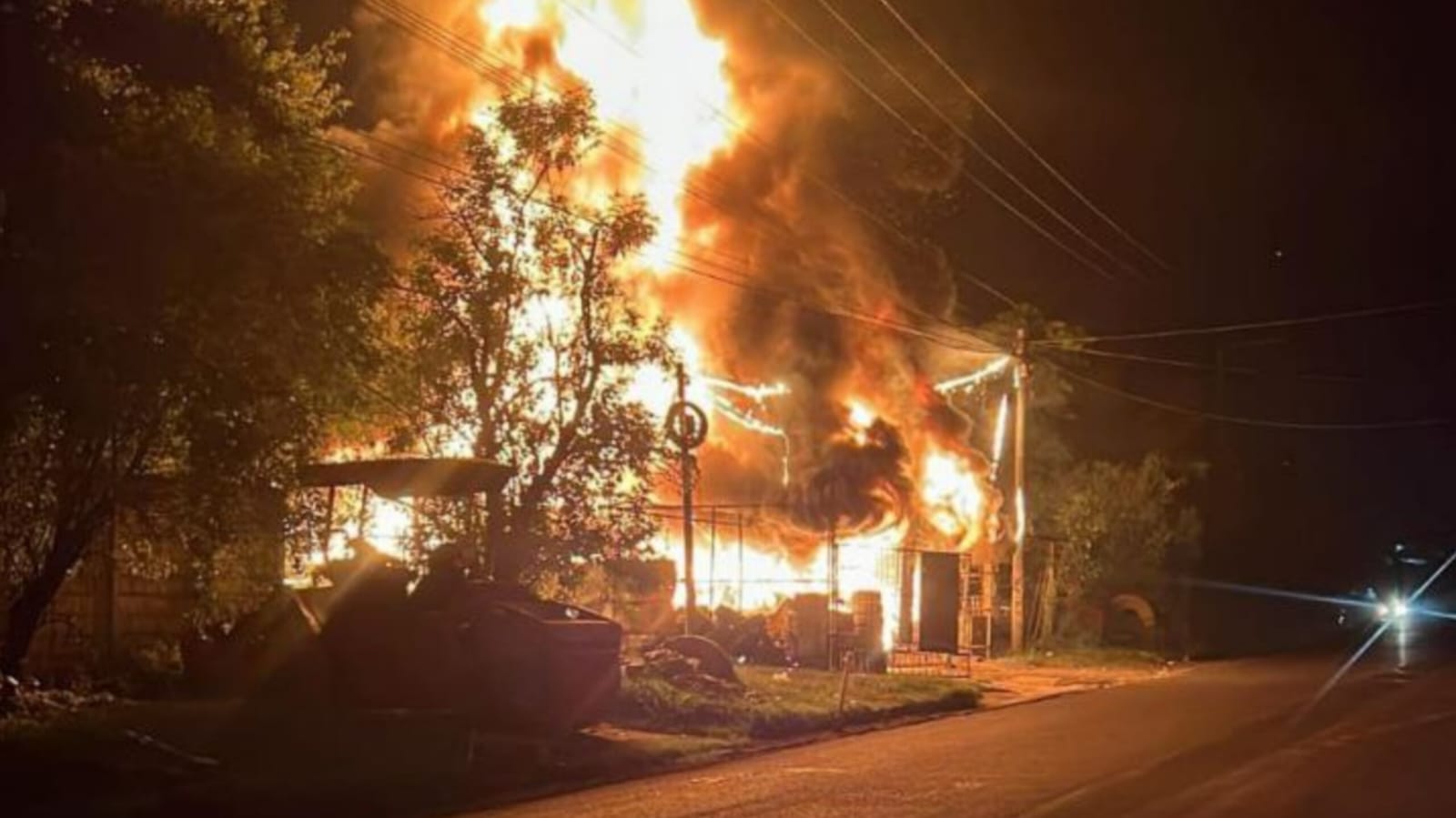 Incendio consume llantería en Apopa