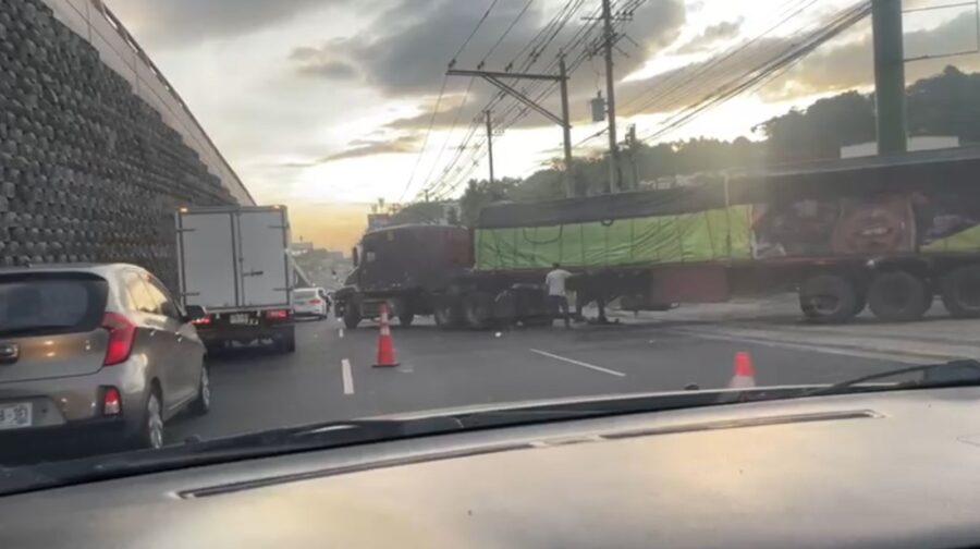 Rastra atascada en una fábrica en el Utila colapsa caos vehicular