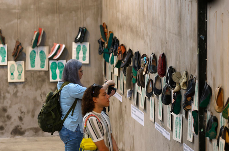 Con ‘huellas’ de zapatos, un colectivo visibiliza las desapariciones en México