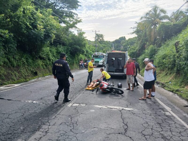 Motociclista resulta lesionada tras chocar contra vehículo en San Juan Nonualco