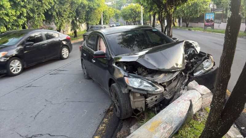 Conductor derribó un poste de alumbrado público en San Salvador