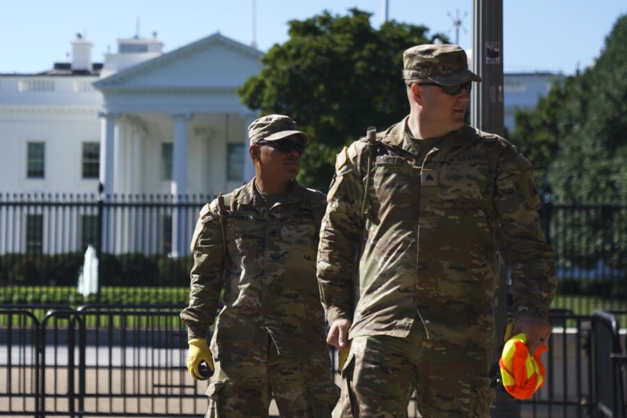 Líderes de Chicago se oponen a plan de militarización de Trump para “callar la disidencia”