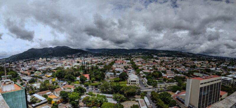 Prevén cielo nublado y posibles lluvias localizadas este jueves en El Salvador