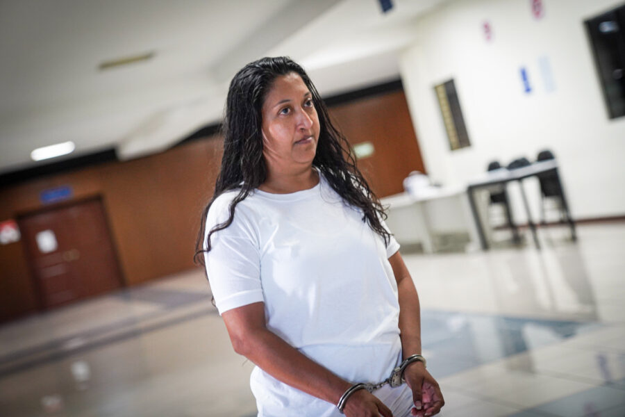 Acusan a una mujer de transportar marihuana y cocaína en San Salvador