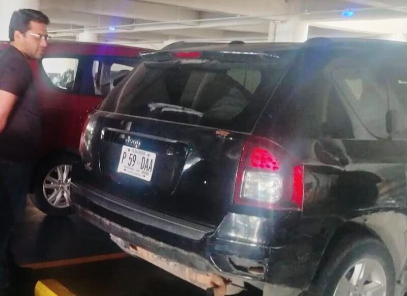 Detienen a sujeto acusado de golpear un vehículo en centro comercial de Antiguo Cuscatlán