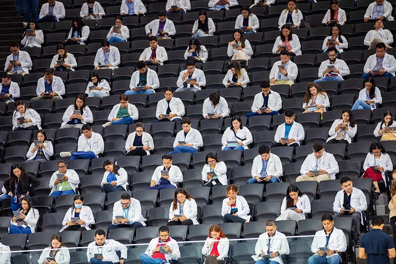 Una doctora de la UES en occidente fue la mejor evaluada en el ENAR 2025 con 9.6 de calificación