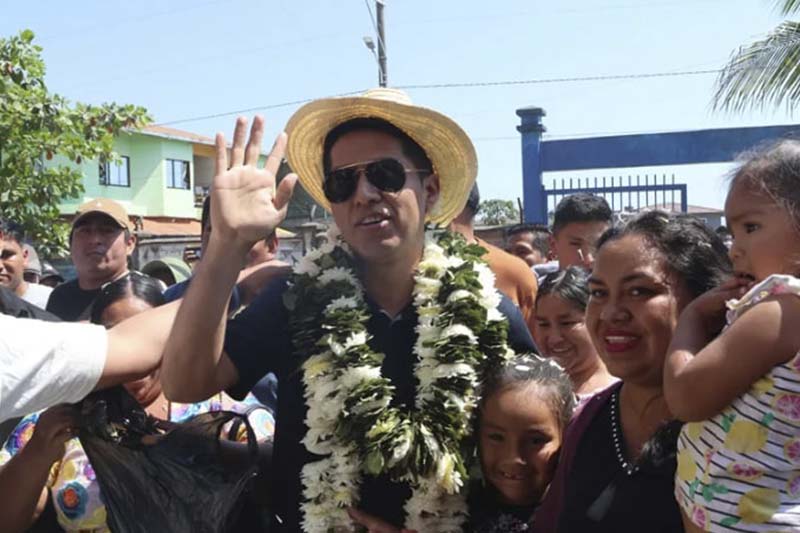 Una turba apedrea al candidato Andrónico Rodríguez tras emitir su voto en Bolivia en un bastión de Evo Morales
