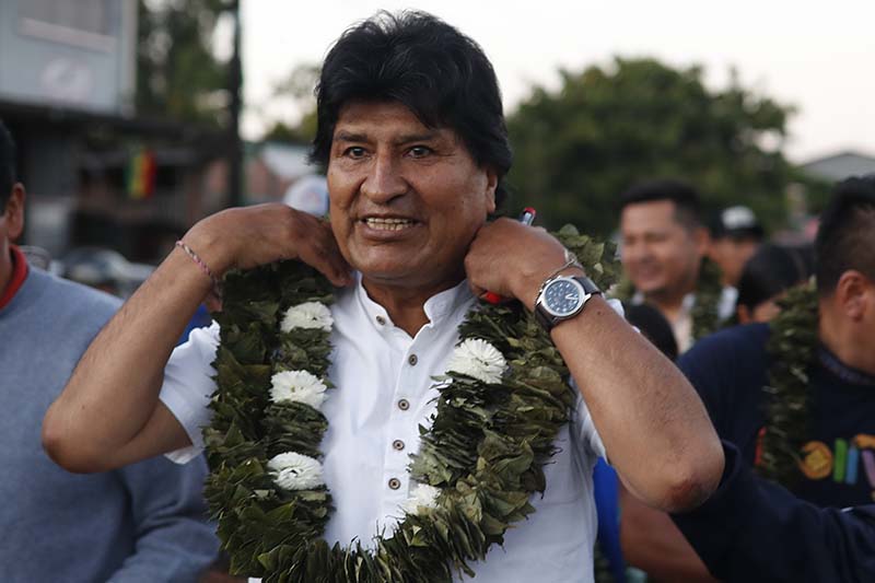 Evo Morales se mueve blindado por sus seguidores pese a orden de captura en jornada electoral