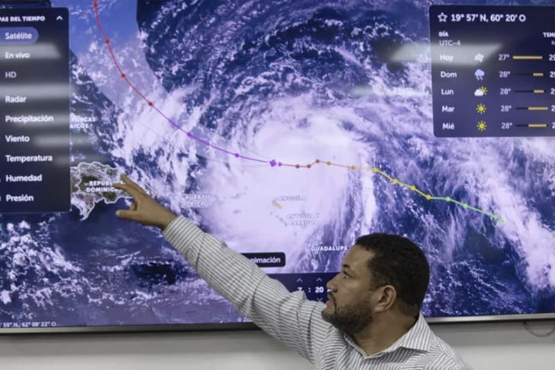 El huracán Erin rebaja su fuerza a categoría 3 mientras lleva fuertes lluvias al Caribe