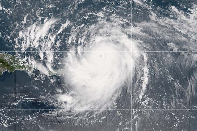 Gabrielle se convierte en huracán de categoría 1 con perspectiva de intensificar su fuerza