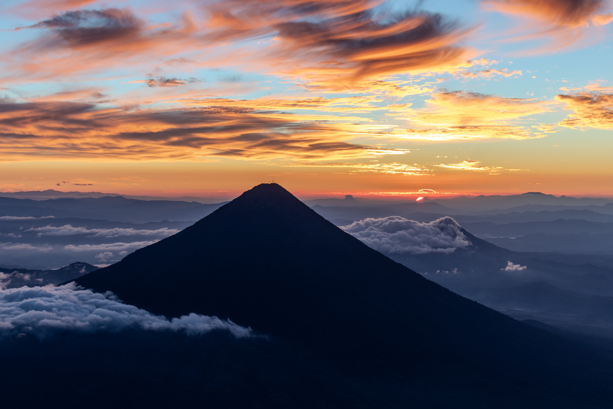 Autoridades alertan de lahares por grietas en volcán de Agua debido a sismos en Guatemala