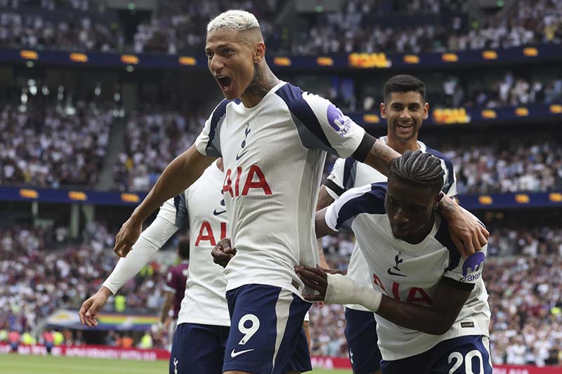 Richarlison ejecuta al Burnley de chilena