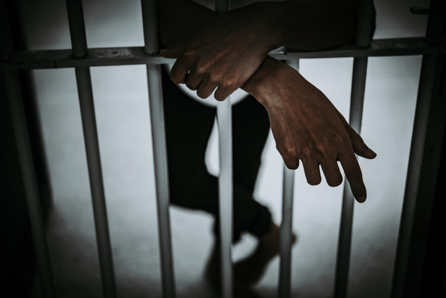 Condenan a 20 años de prisión a sujeto que violaba y agredía a una menor en Santa Ana