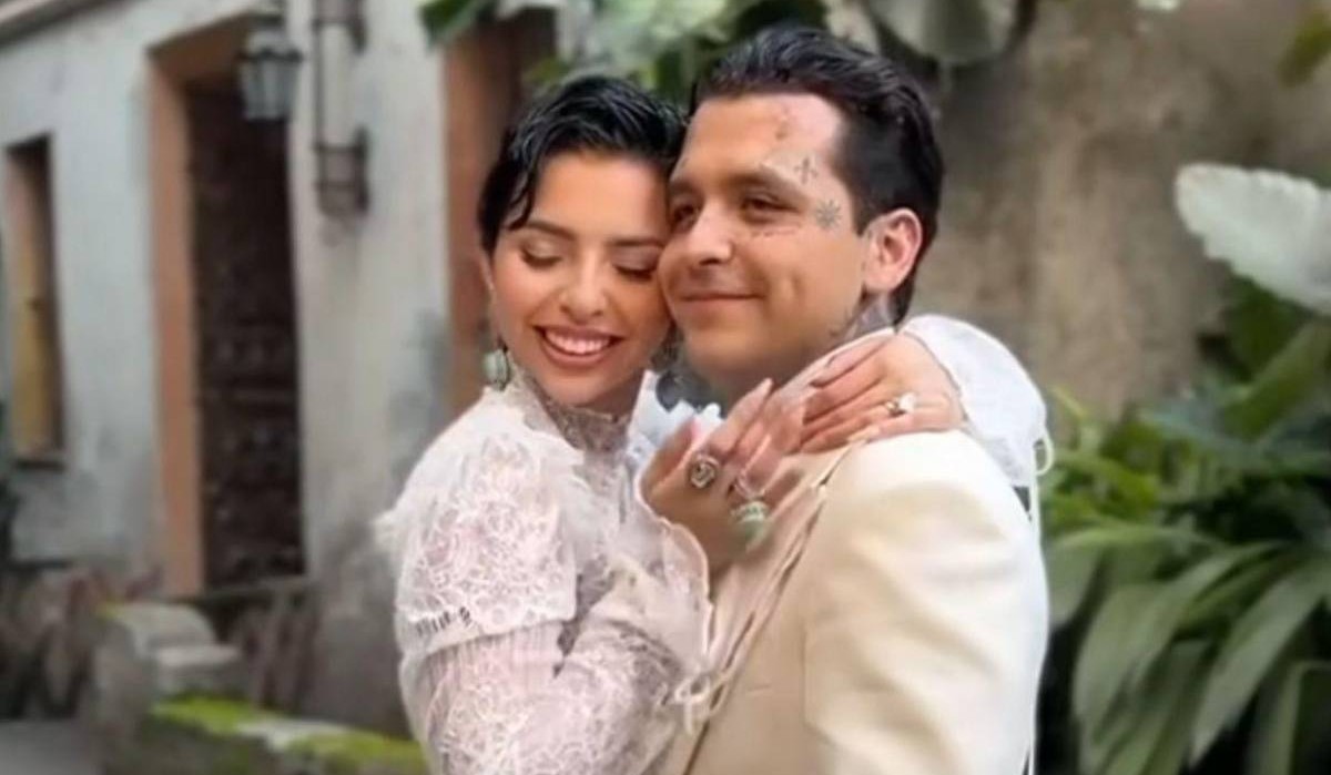 Christian Nodal hizo público su romance con Ángela Aguilar por la extorsión de una revista