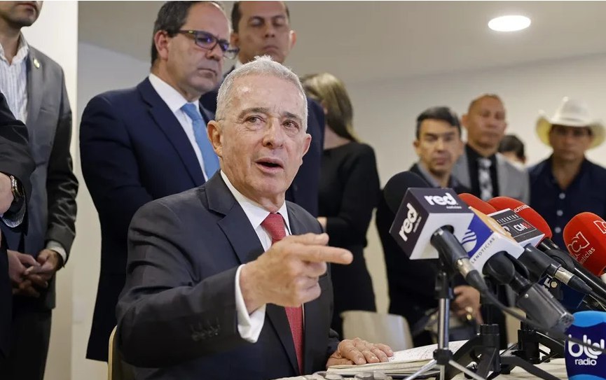 El expresidente colombiano Álvaro Uribe es condenado a 12 años de prisión domiciliaria