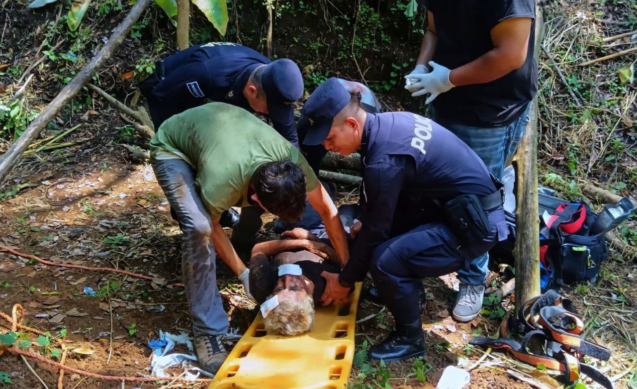 Rescatan a adulto mayor que cayó en un pozo en Colón, La Libertad