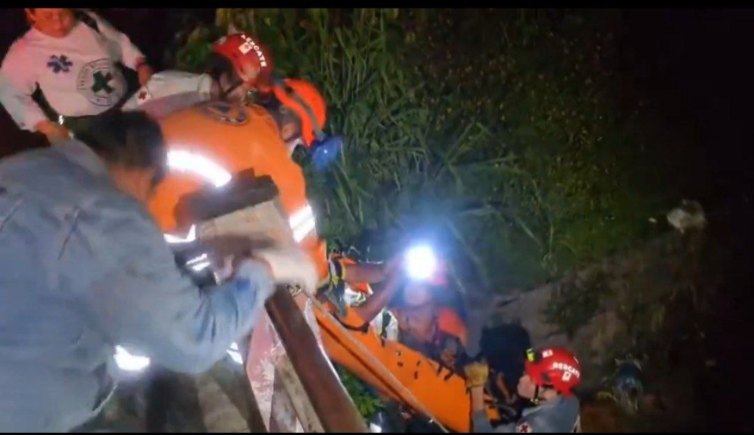 Rescatan a hombre que cayó en tragante en Troncal del Norte