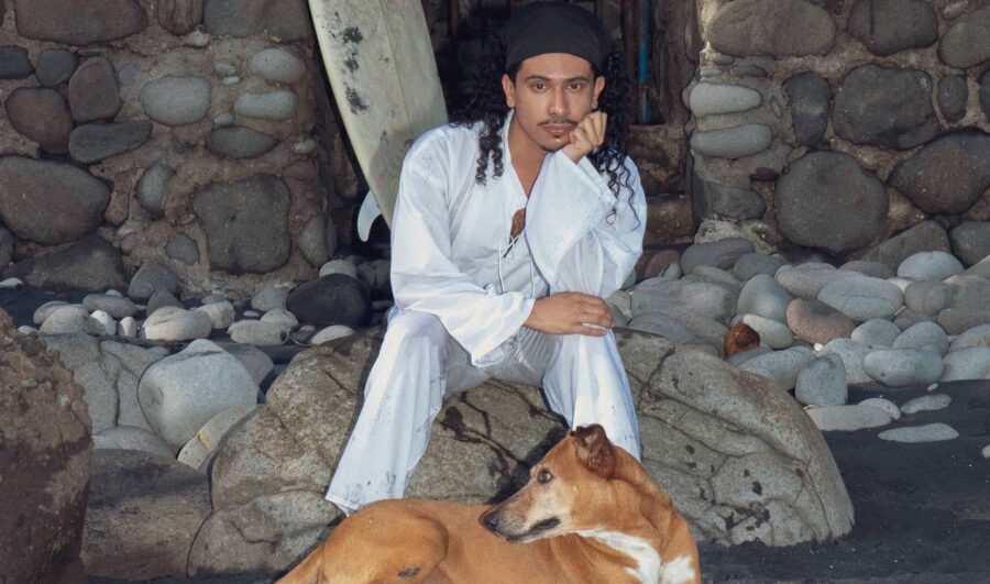 El salvadoreño Ricardo Bendeck lanza el tema “Las olas”, un viaje romántico frente al mar