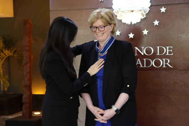 Cancillería condecora a representante de Fondo de Población al culminar su misión en el país