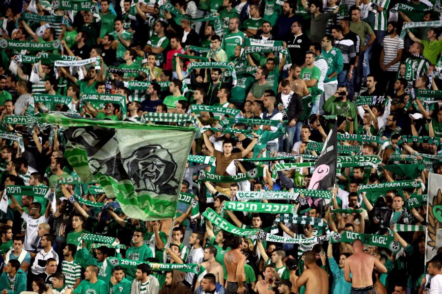 Polonia reacciona a una ofensiva pancarta de aficionados israelíes: «Asesinos desde 1939»