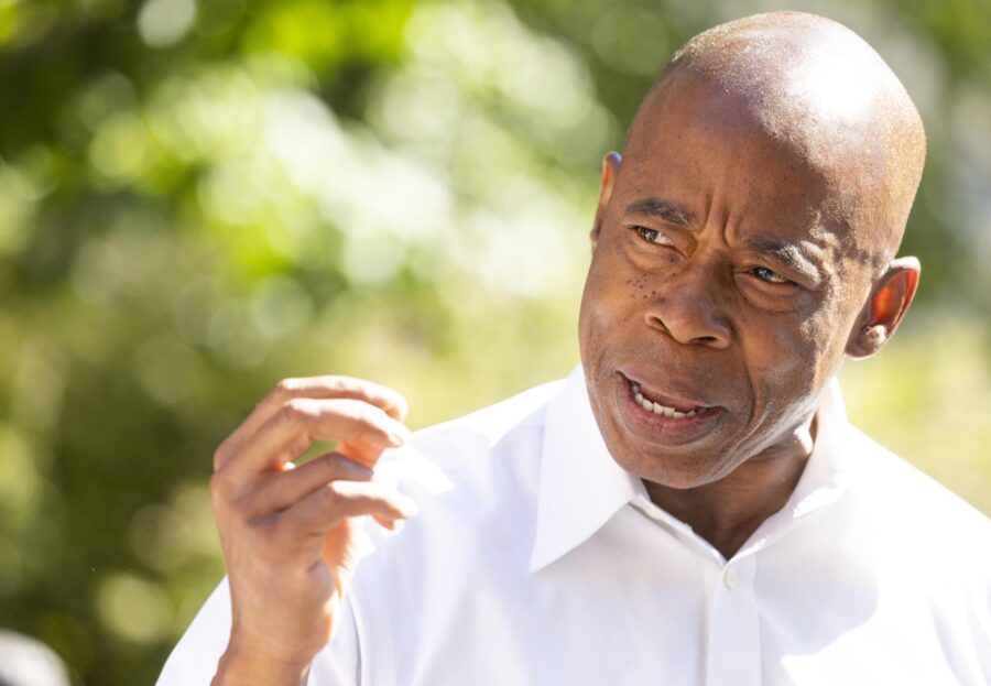 Eric Adams, el alcalde Nueva York, se retira de la carrera por la reelección