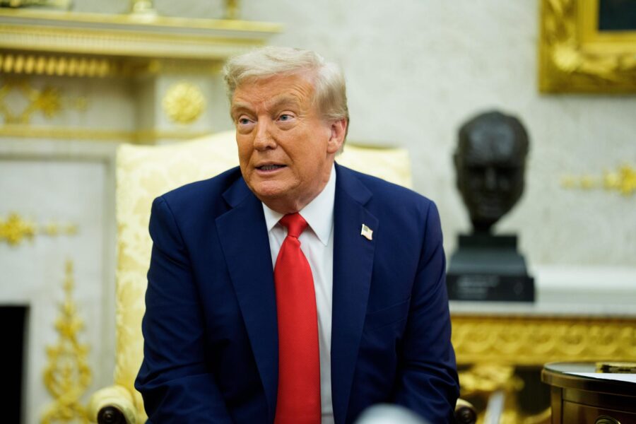 Trump amenaza con quitar fondos a escuelas de California que no sigan su política trans