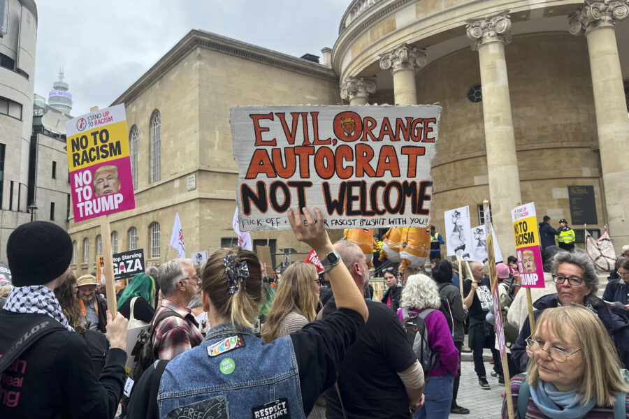 Miles de personas se manifiestan en Londres mientras Carlos III agasaja a Trump en Windsor