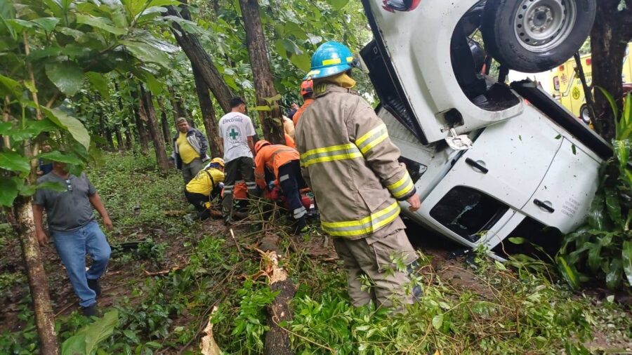 Pick up vuelca en Santa Ana y deja un muerto y un lesionado