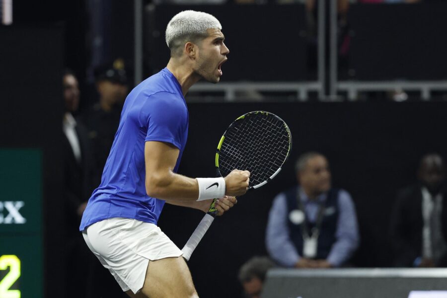 Carlos Alcaraz y Taylor Fritz avanzan en Tokio pese a lesiones y sufrimiento