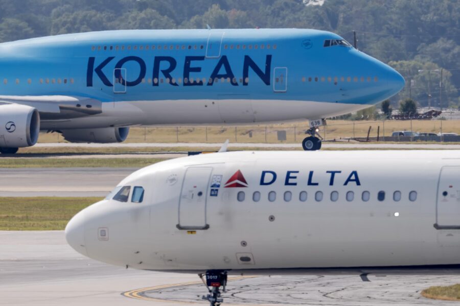 Sale de EE.UU. avión con más de 300 inmigrantes surcoreanos detenidos en redada a Hyundai