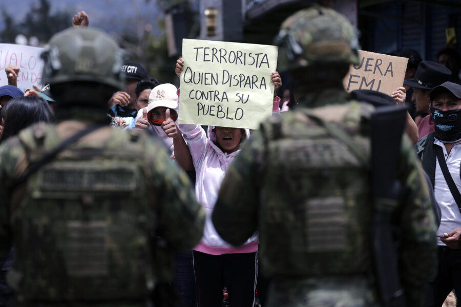 Un fallecido, 12 militares heridos, «represión» y «emboscadas» en protestas de Ecuador
