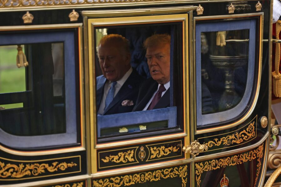 Carlos III y Trump pasan revista a la Guardia Real en el castillo de Windsor