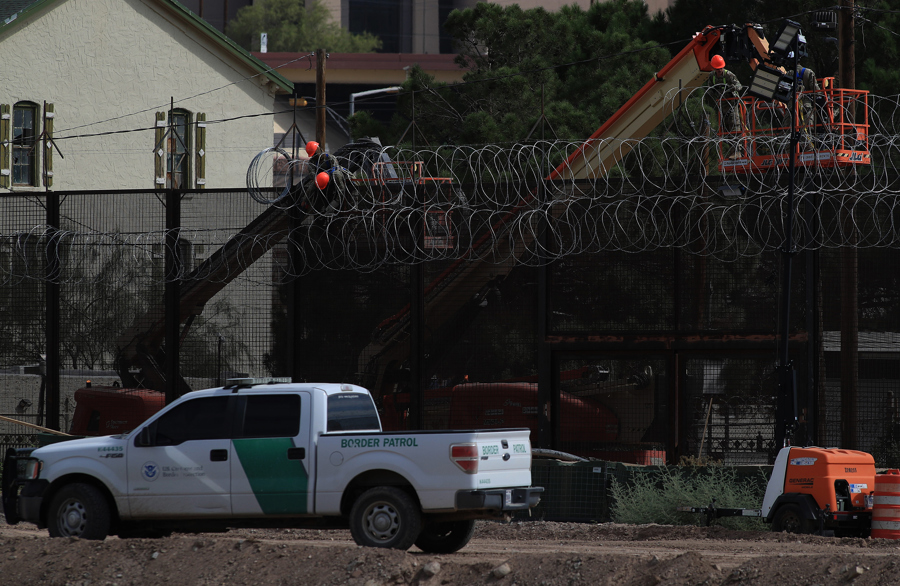 EEUU instala más alambrada de navajas y tanquetas militares en muro fronterizo con México