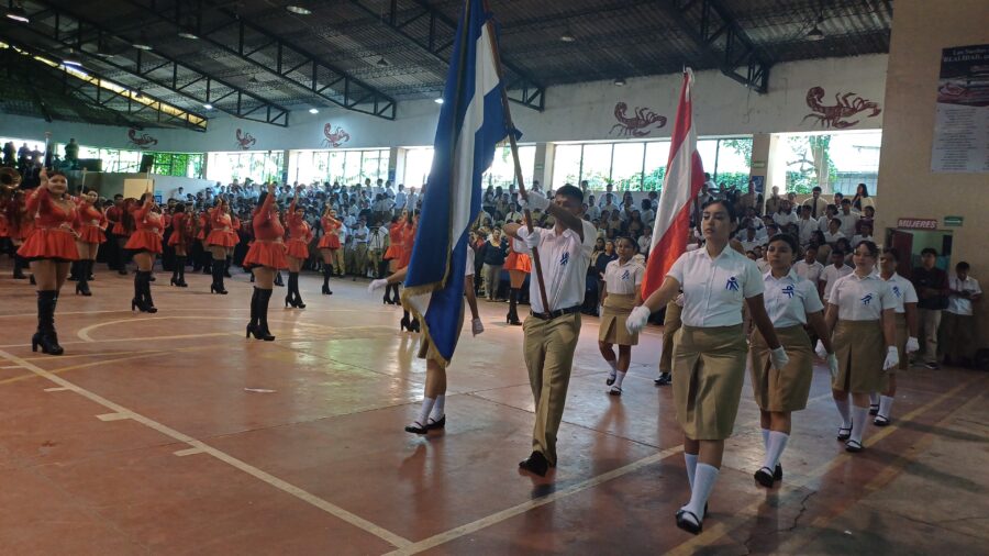 Inician los lunes cívicos entre música y bailes típicos en centros escolares